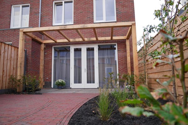 Tuinaanleg Westergouwe: Tuin met steenschotten, klinkers & pergola