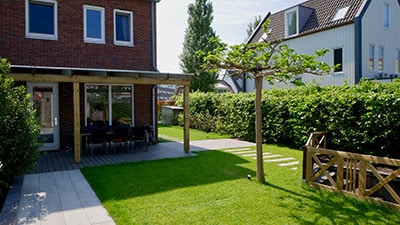 Mooie luxe tuin met boom