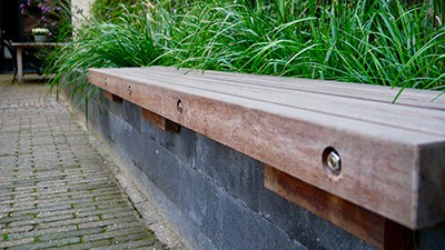 Houten zitje op stapelblokken
