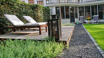 Hardhouten vlonder in stadstuin