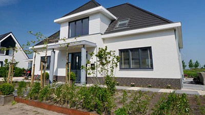 Voortuin met beplanting en bestrating
