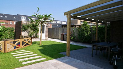 Luxe tuin met overkapping en luxe bestrating