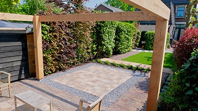 Mooie tuin met bestrating en houtbouw