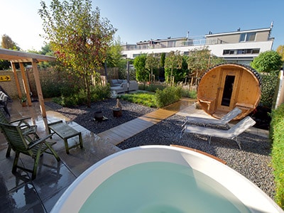 Sauna en jacuzzi in wellness tuin